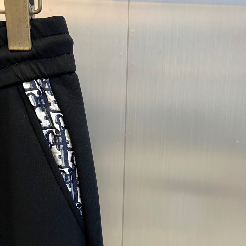 Dio迪奥、2025秋冬新品男士休闲裤以经典黑色演绎现代绅士风尚。这款长裤采用修身直筒剪裁，腰部配备可调