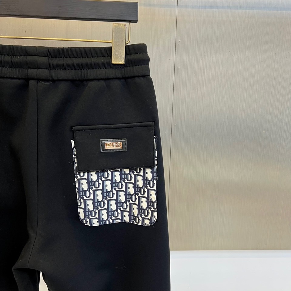 Dio迪奥、2025秋冬新品男士休闲裤以经典黑色演绎现代绅士风尚。这款长裤采用修身直筒剪裁，腰部配备可调