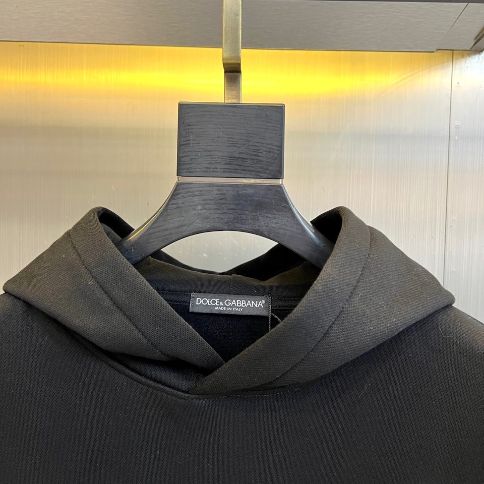 DOLCE&GABBANA杜嘉班纳、2025秋冬加绒加厚连帽卫衣，连帽设计与加厚面料，确保温暖舒适。胸前