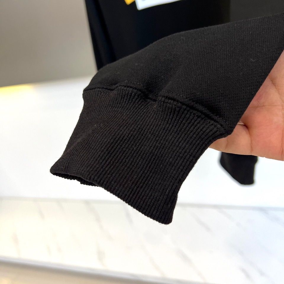 DOLCE&GABBANA杜嘉班纳、2025秋冬加绒加厚连帽卫衣，连帽设计与加厚面料，确保温暖舒适。胸前