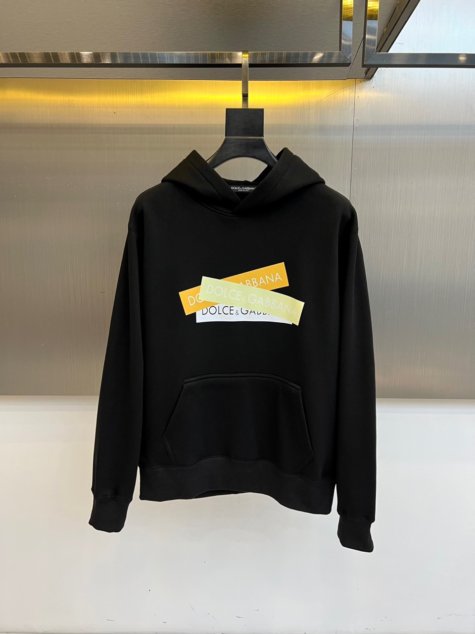 DOLCE&GABBANA杜嘉班纳、2025秋冬加绒加厚连帽卫衣，连帽设计与加厚面料，确保温暖舒适。胸前