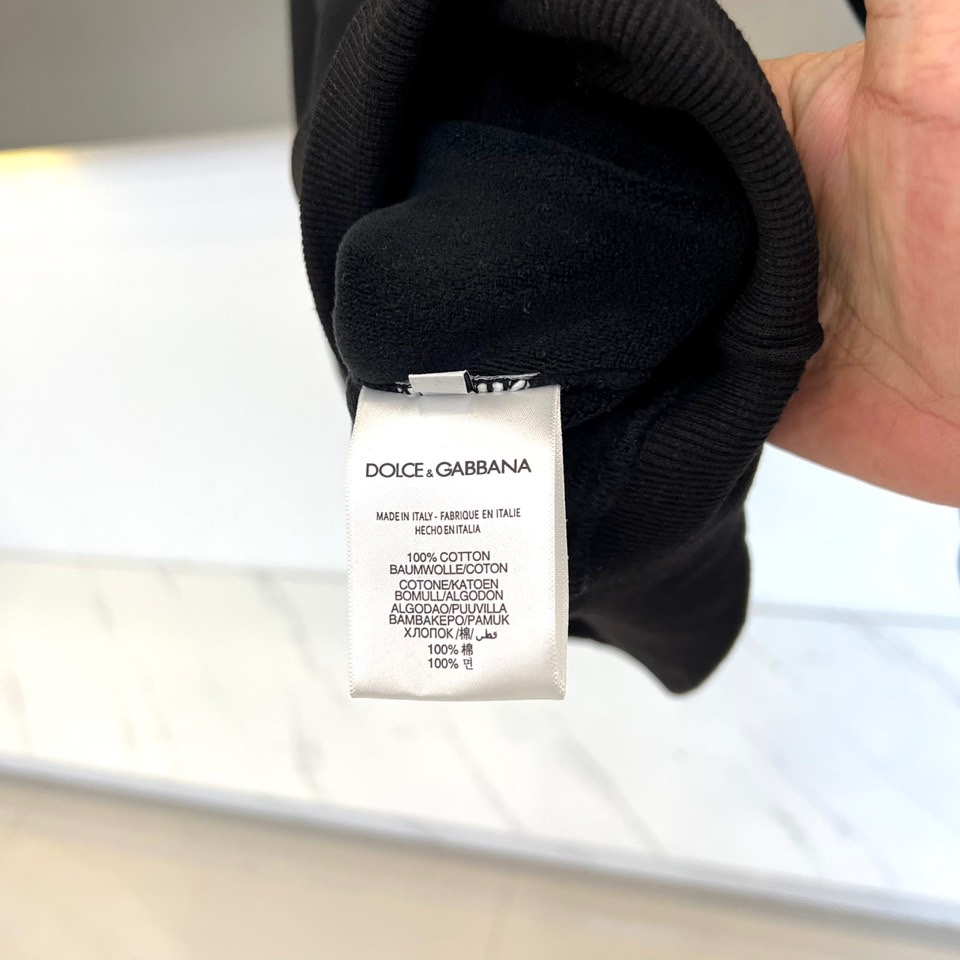 DOLCE&GABBANA杜嘉班纳、2025秋冬加绒加厚连帽卫衣，连帽设计与加厚面料，确保温暖舒适。胸前