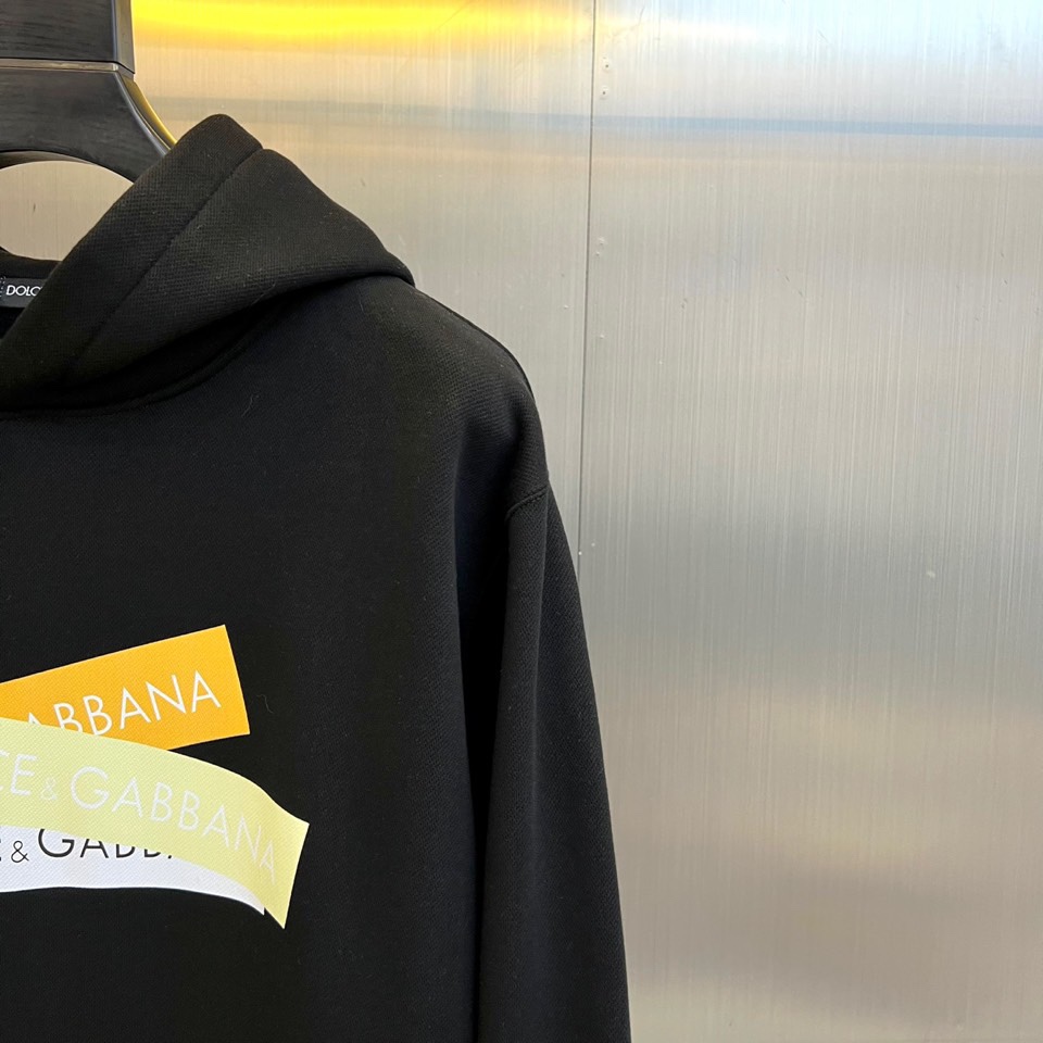 DOLCE&GABBANA杜嘉班纳、2025秋冬加绒加厚连帽卫衣，连帽设计与加厚面料，确保温暖舒适。胸前