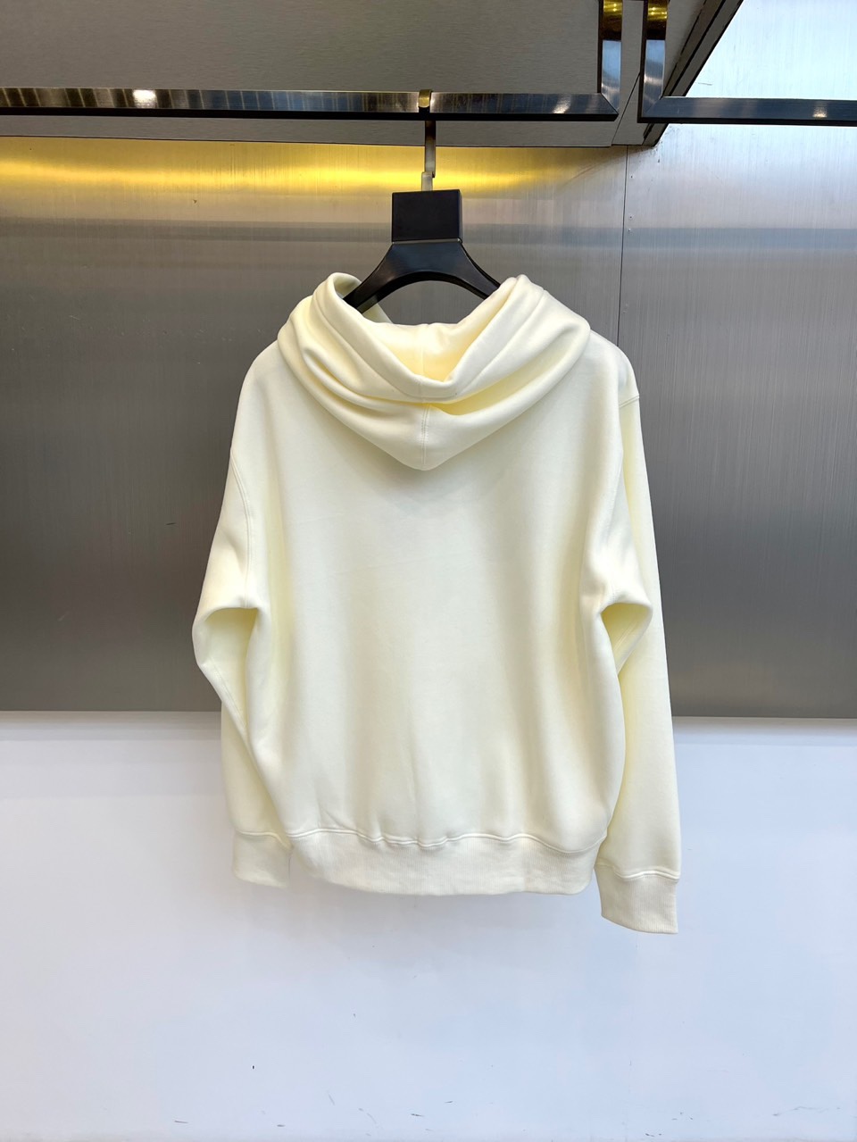 DOLCE&GABBANA杜嘉班纳、2025秋冬加绒加厚连帽卫衣，连帽设计与加厚面料，确保温暖舒适。胸前