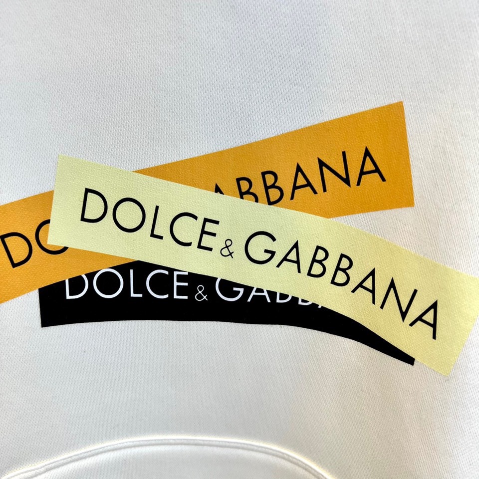 DOLCE&GABBANA杜嘉班纳、2025秋冬加绒加厚连帽卫衣，连帽设计与加厚面料，确保温暖舒适。胸前