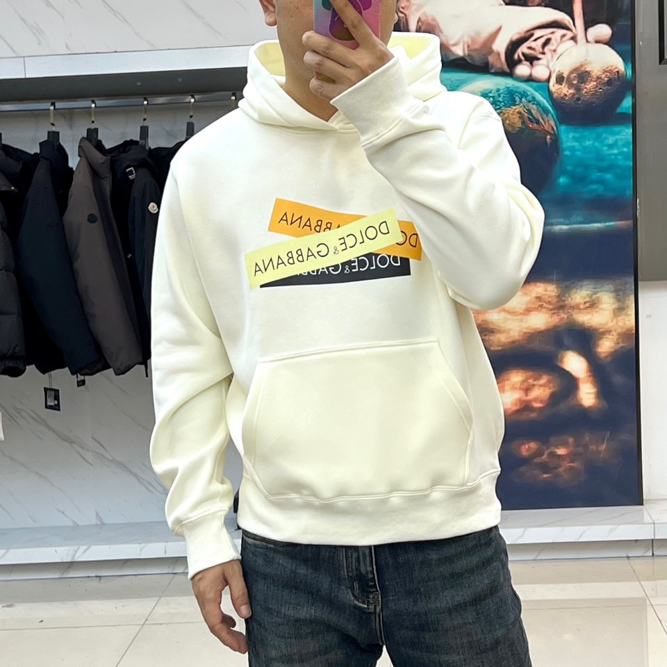 DOLCE&GABBANA杜嘉班纳、2025秋冬加绒加厚连帽卫衣，连帽设计与加厚面料，确保温暖舒适。胸前