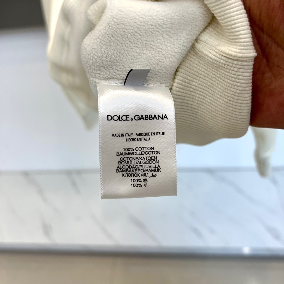 DOLCE&GABBANA杜嘉班纳、2025秋冬加绒加厚连帽卫衣，连帽设计与加厚面料，确保温暖舒适。胸前