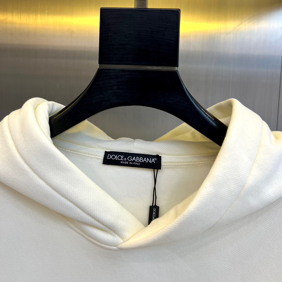 DOLCE&GABBANA杜嘉班纳、2025秋冬加绒加厚连帽卫衣，连帽设计与加厚面料，确保温暖舒适。胸前