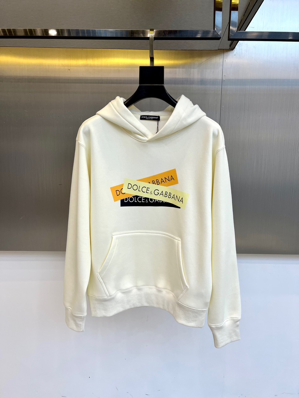 DOLCE&GABBANA杜嘉班纳、2025秋冬加绒加厚连帽卫衣，连帽设计与加厚面料，确保温暖舒适。胸前