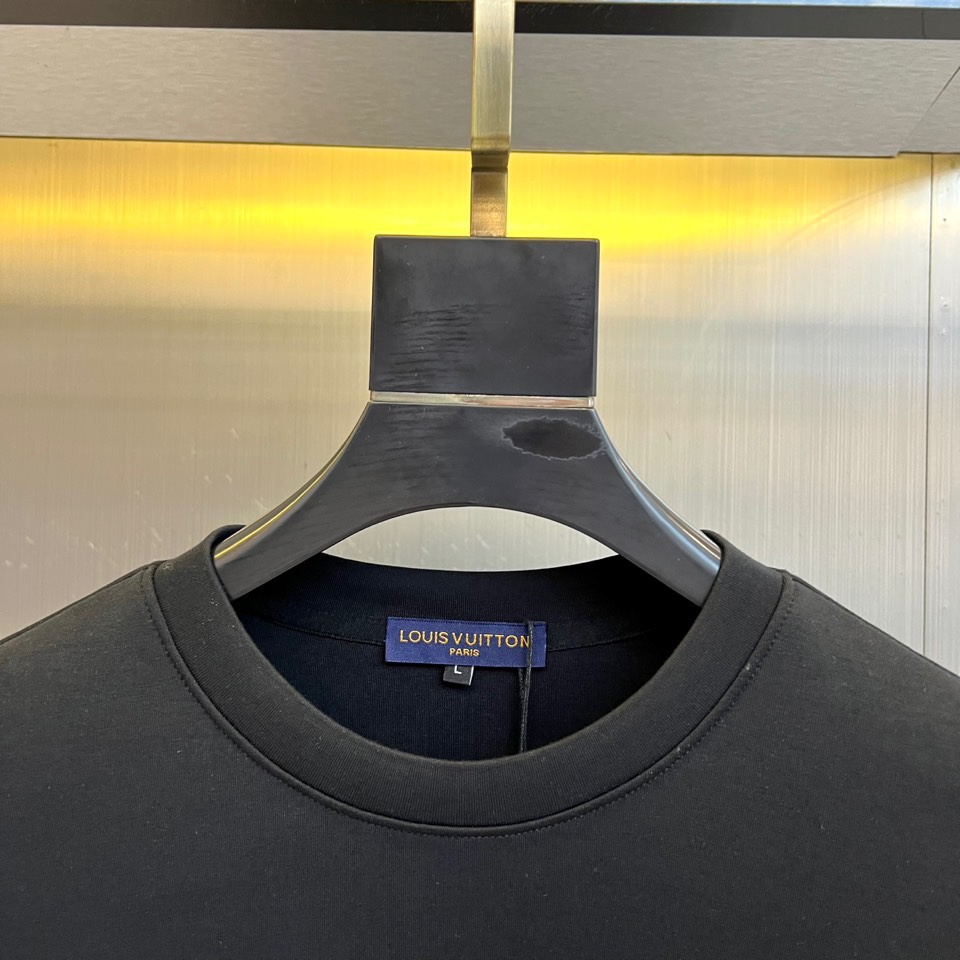 1v威登、2025秋冬新品男士空气层卫衣，这款圆领卫衣采用95%棉与5%氨纶精准配比的空气层面料，通过独