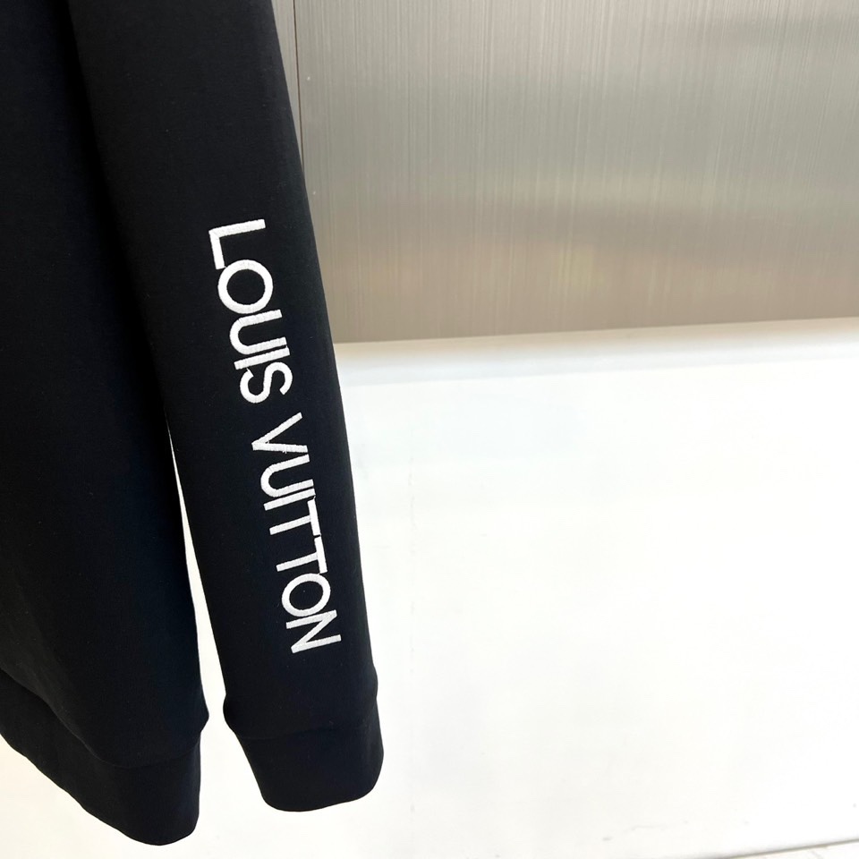 1v威登、2025秋冬新品男士空气层卫衣，这款圆领卫衣采用95%棉与5%氨纶精准配比的空气层面料，通过独