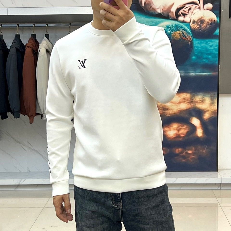 1v威登、2025秋冬新品男士空气层卫衣，这款圆领卫衣采用95%棉与5%氨纶精准配比的空气层面料，通过独