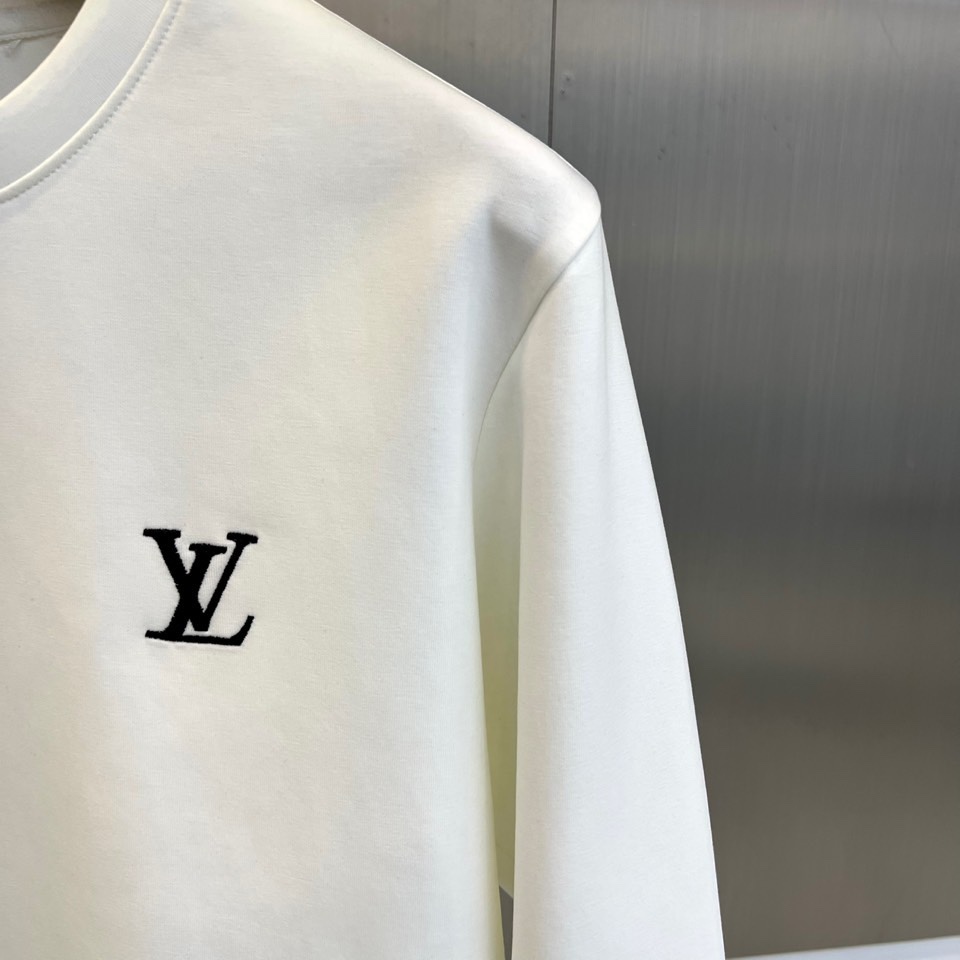 1v威登、2025秋冬新品男士空气层卫衣，这款圆领卫衣采用95%棉与5%氨纶精准配比的空气层面料，通过独