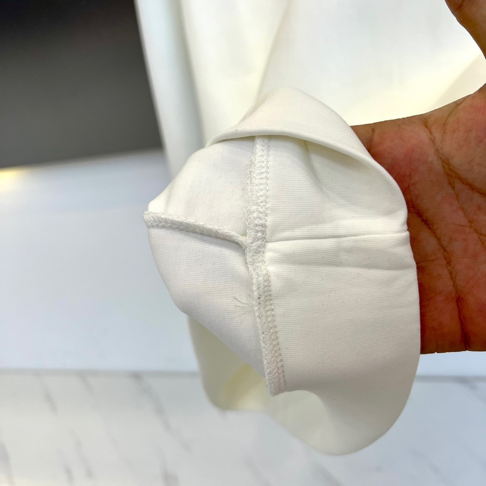 1v威登、2025秋冬新品男士空气层卫衣，这款圆领卫衣采用95%棉与5%氨纶精准配比的空气层面料，通过独