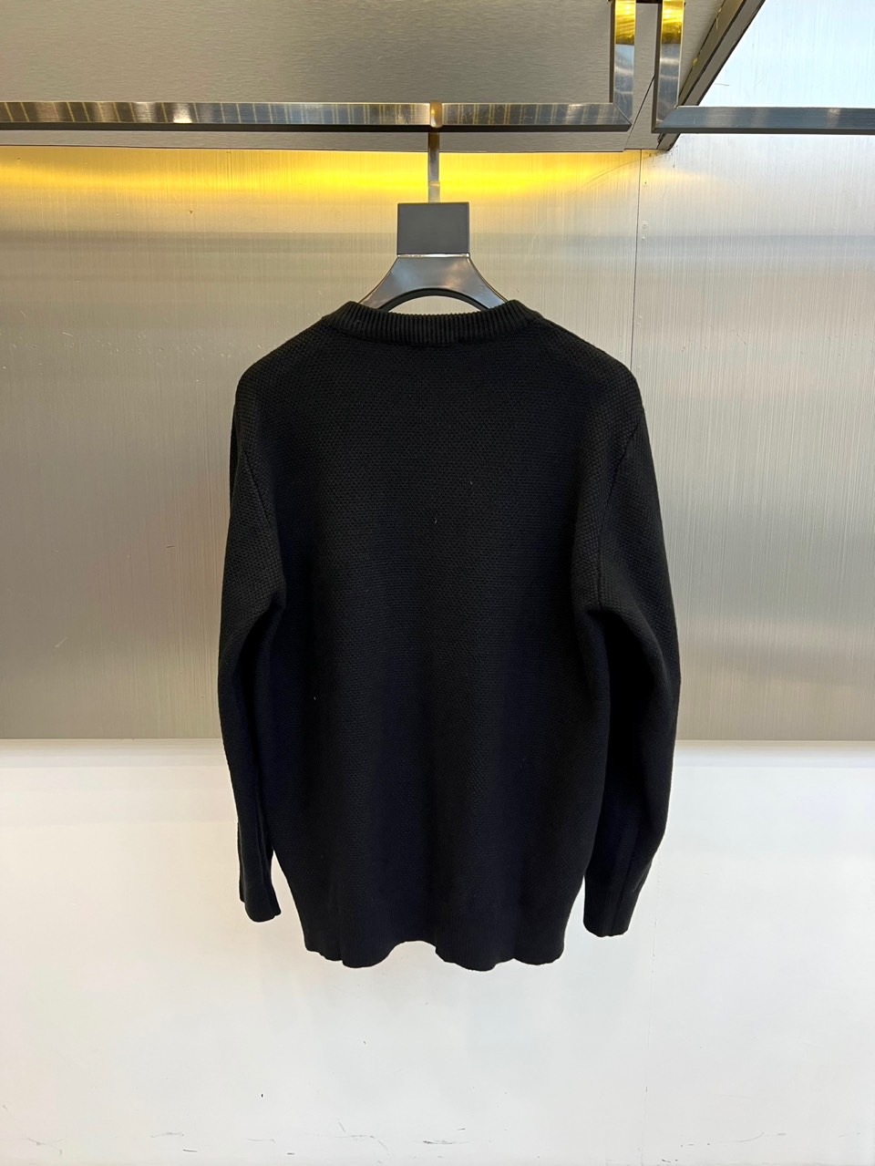 Gu古驰、2025秋冬新品针织毛衣，以简约圆领设计与柔软棉质材质诠释低调奢华。这款毛衣采用100%棉质面