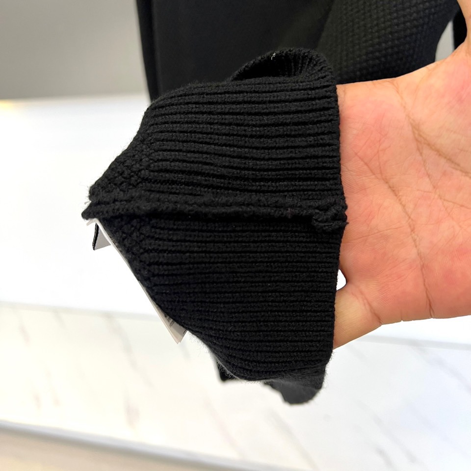 Gu古驰、2025秋冬新品针织毛衣，以简约圆领设计与柔软棉质材质诠释低调奢华。这款毛衣采用100%棉质面