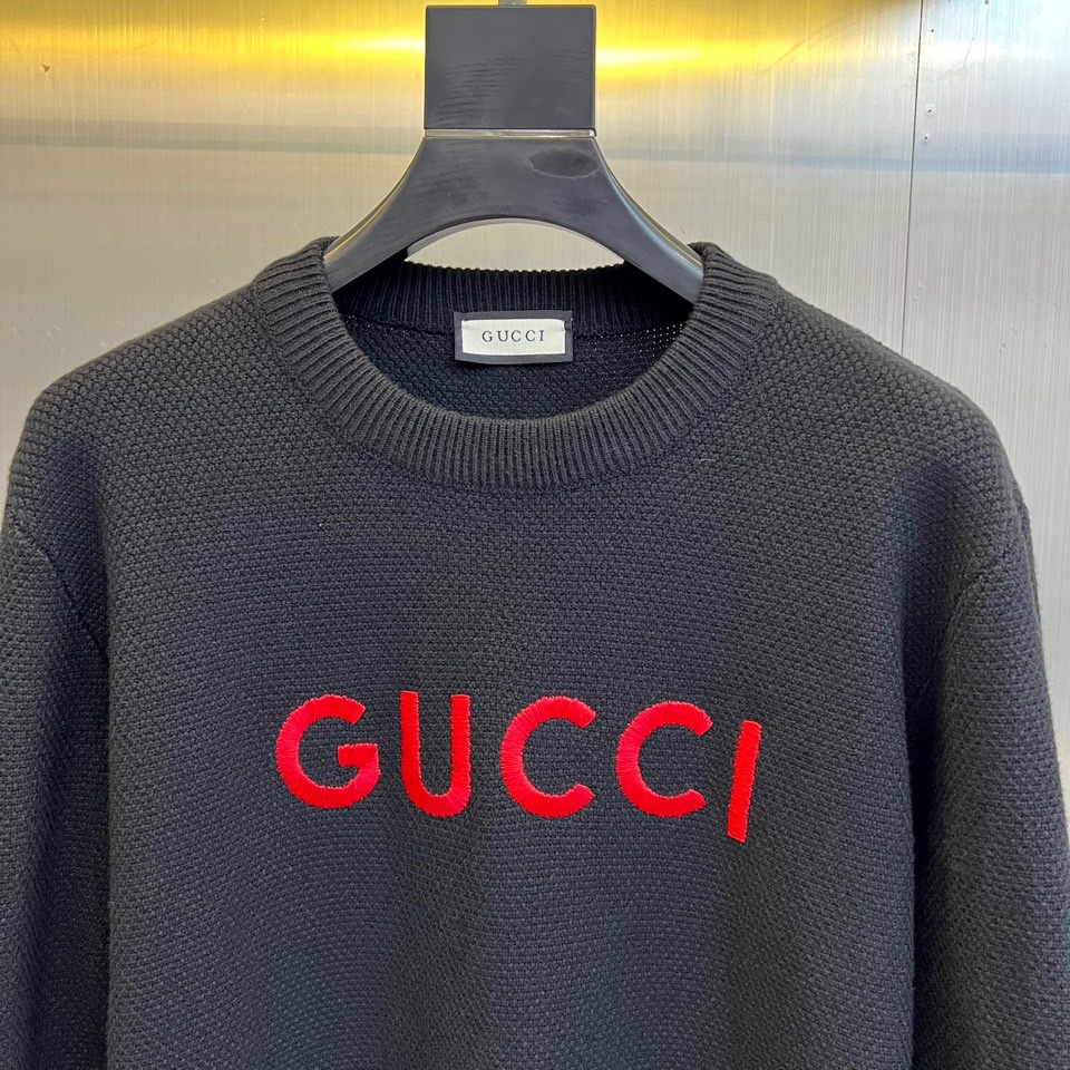 Gu古驰、2025秋冬新品针织毛衣，以简约圆领设计与柔软棉质材质诠释低调奢华。这款毛衣采用100%棉质面