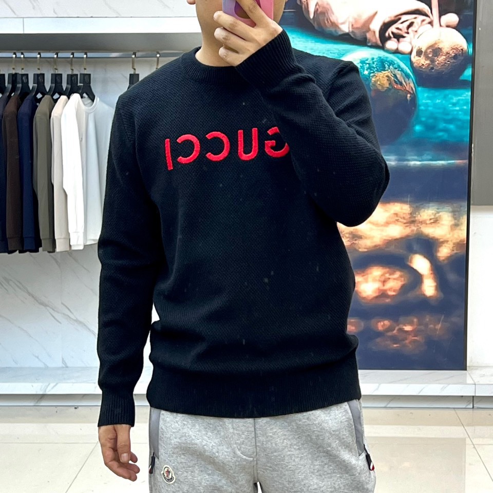 Gu古驰、2025秋冬新品针织毛衣，以简约圆领设计与柔软棉质材质诠释低调奢华。这款毛衣采用100%棉质面