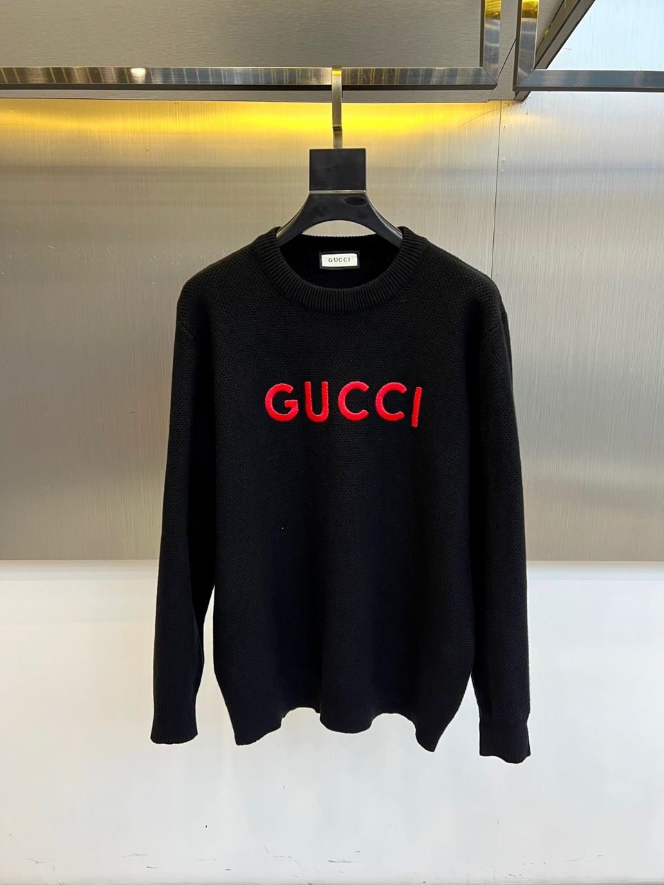 Gu古驰、2025秋冬新品针织毛衣，以简约圆领设计与柔软棉质材质诠释低调奢华。这款毛衣采用100%棉质面