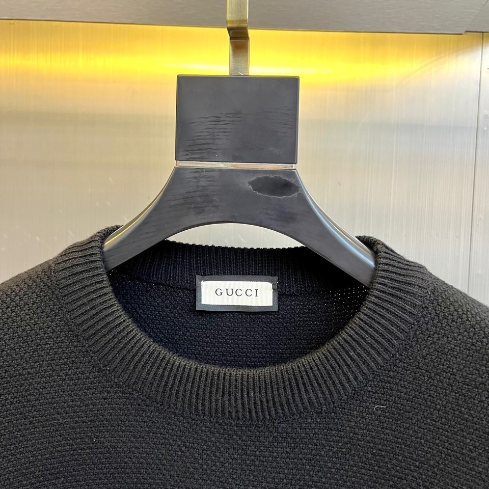 Gu古驰、2025秋冬新品针织毛衣，以简约圆领设计与柔软棉质材质诠释低调奢华。这款毛衣采用100%棉质面