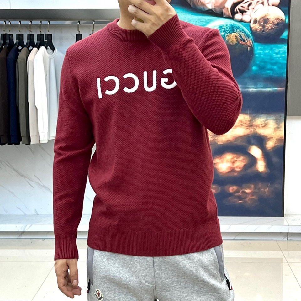 Gu古驰、2025秋冬新品针织毛衣，以简约圆领设计与柔软棉质材质诠释低调奢华。这款毛衣采用100%棉质面