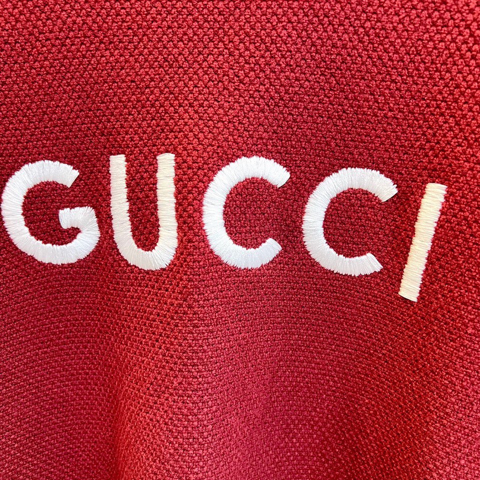 Gu古驰、2025秋冬新品针织毛衣，以简约圆领设计与柔软棉质材质诠释低调奢华。这款毛衣采用100%棉质面