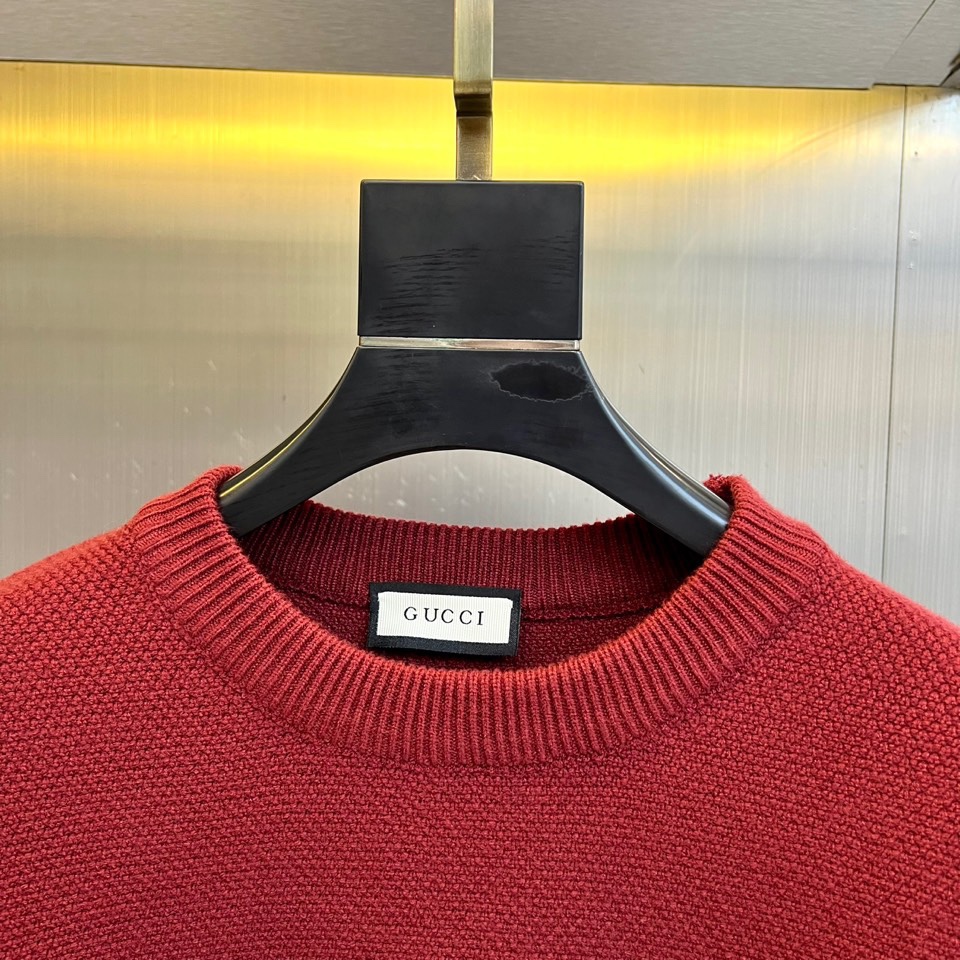 Gu古驰、2025秋冬新品针织毛衣，以简约圆领设计与柔软棉质材质诠释低调奢华。这款毛衣采用100%棉质面