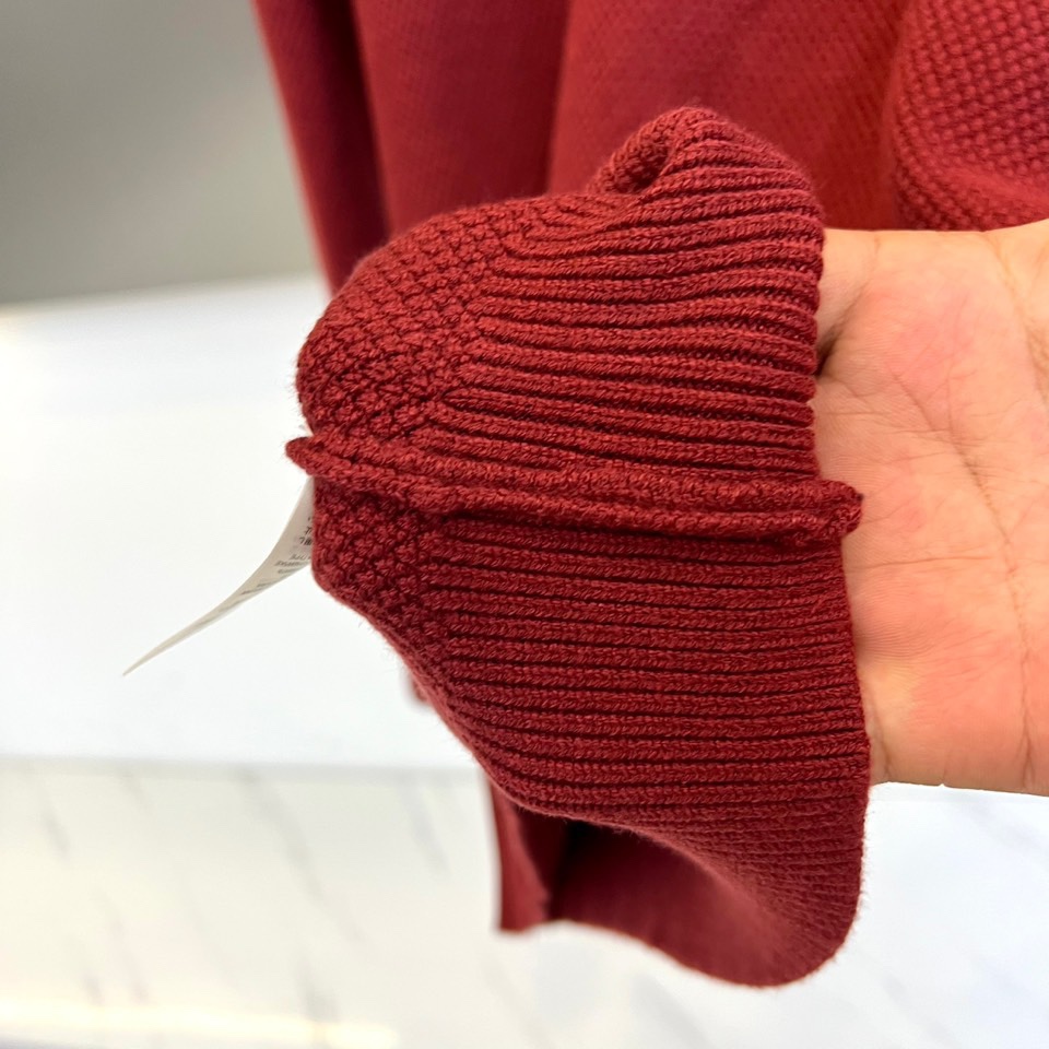 Gu古驰、2025秋冬新品针织毛衣，以简约圆领设计与柔软棉质材质诠释低调奢华。这款毛衣采用100%棉质面