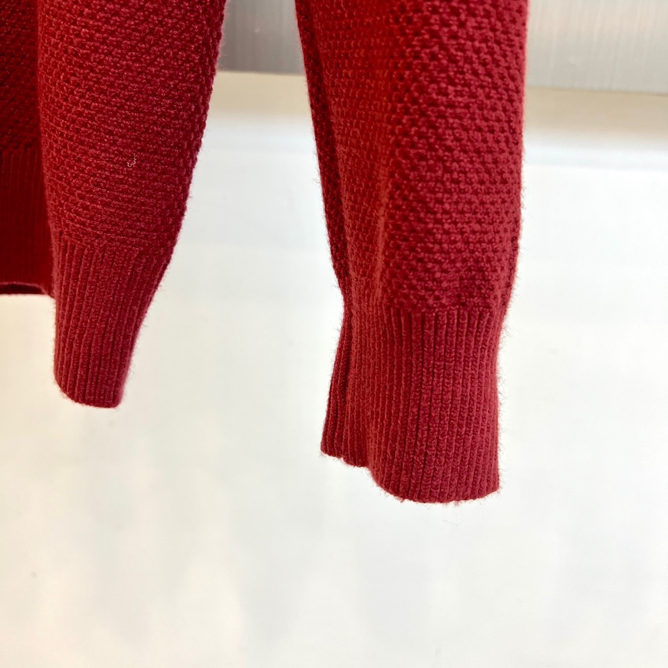 Gu古驰、2025秋冬新品针织毛衣，以简约圆领设计与柔软棉质材质诠释低调奢华。这款毛衣采用100%棉质面