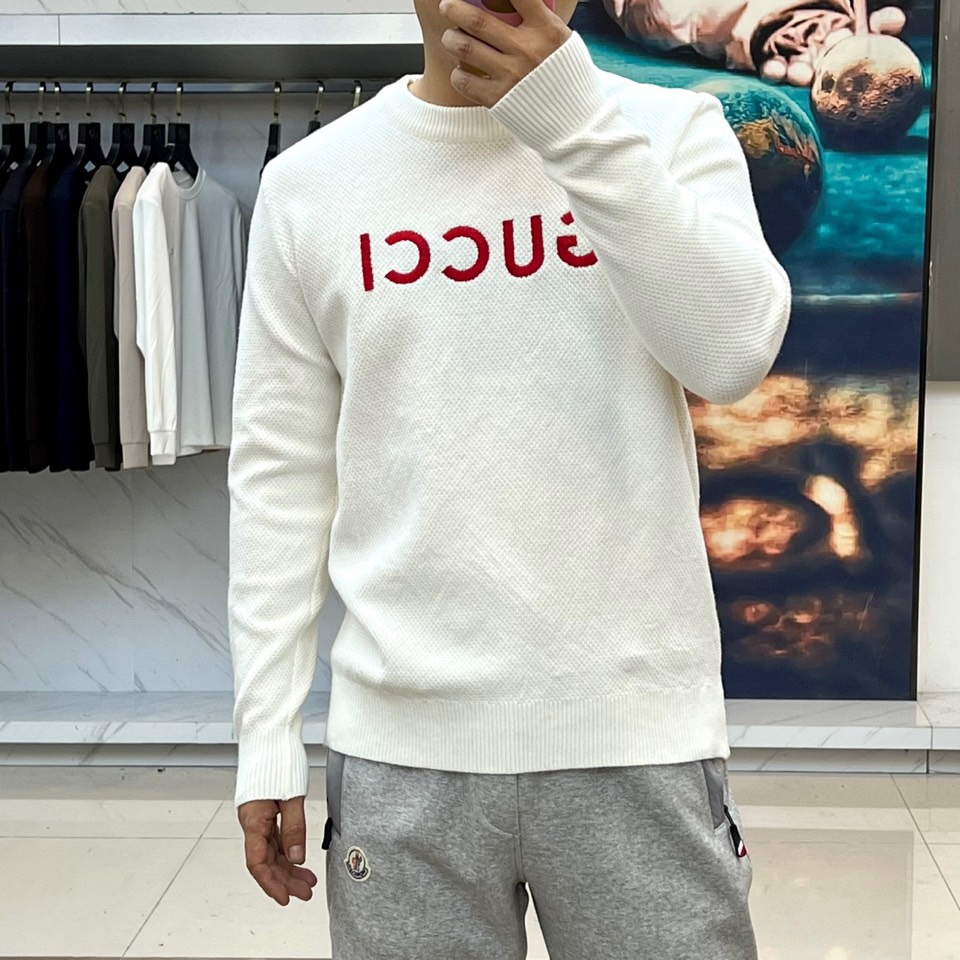 Gu古驰、2025秋冬新品针织毛衣，以简约圆领设计与柔软棉质材质诠释低调奢华。这款毛衣采用100%棉质面