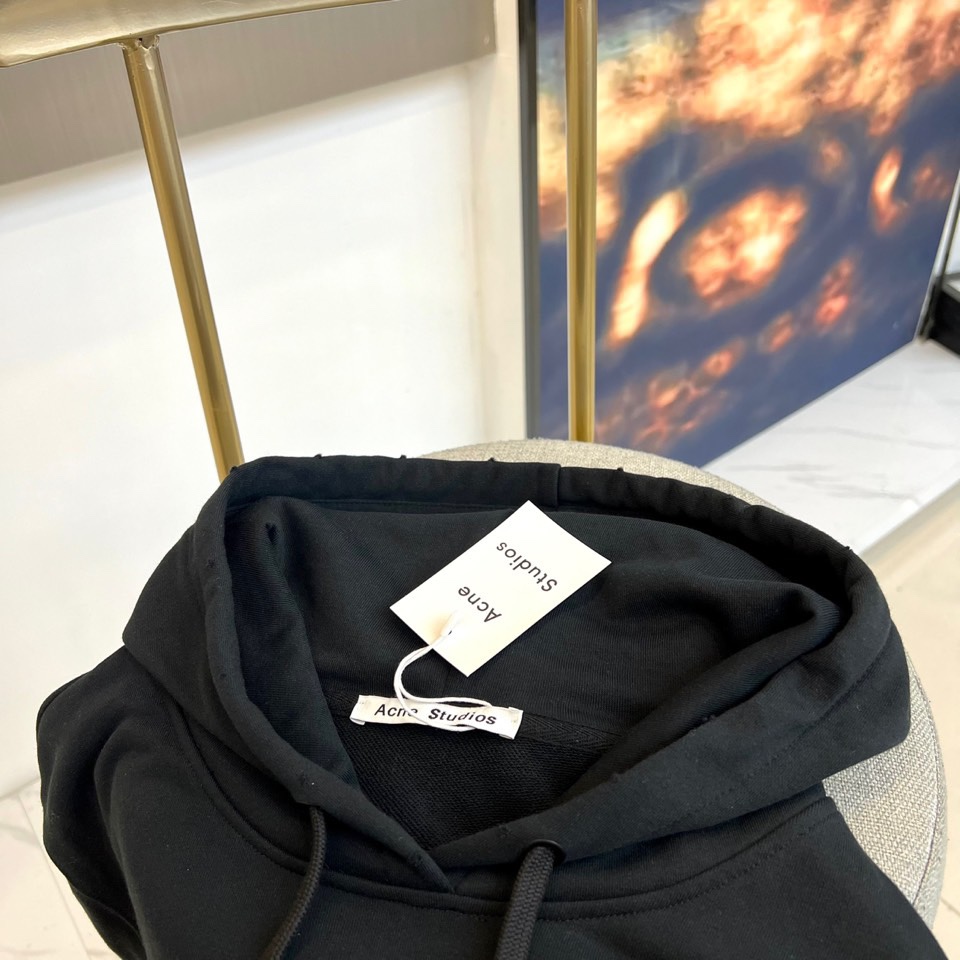 Acne Studios -STOCKHOLM 1996，2025秋冬连帽套头卫衣。以极简笔触勾勒当代衣