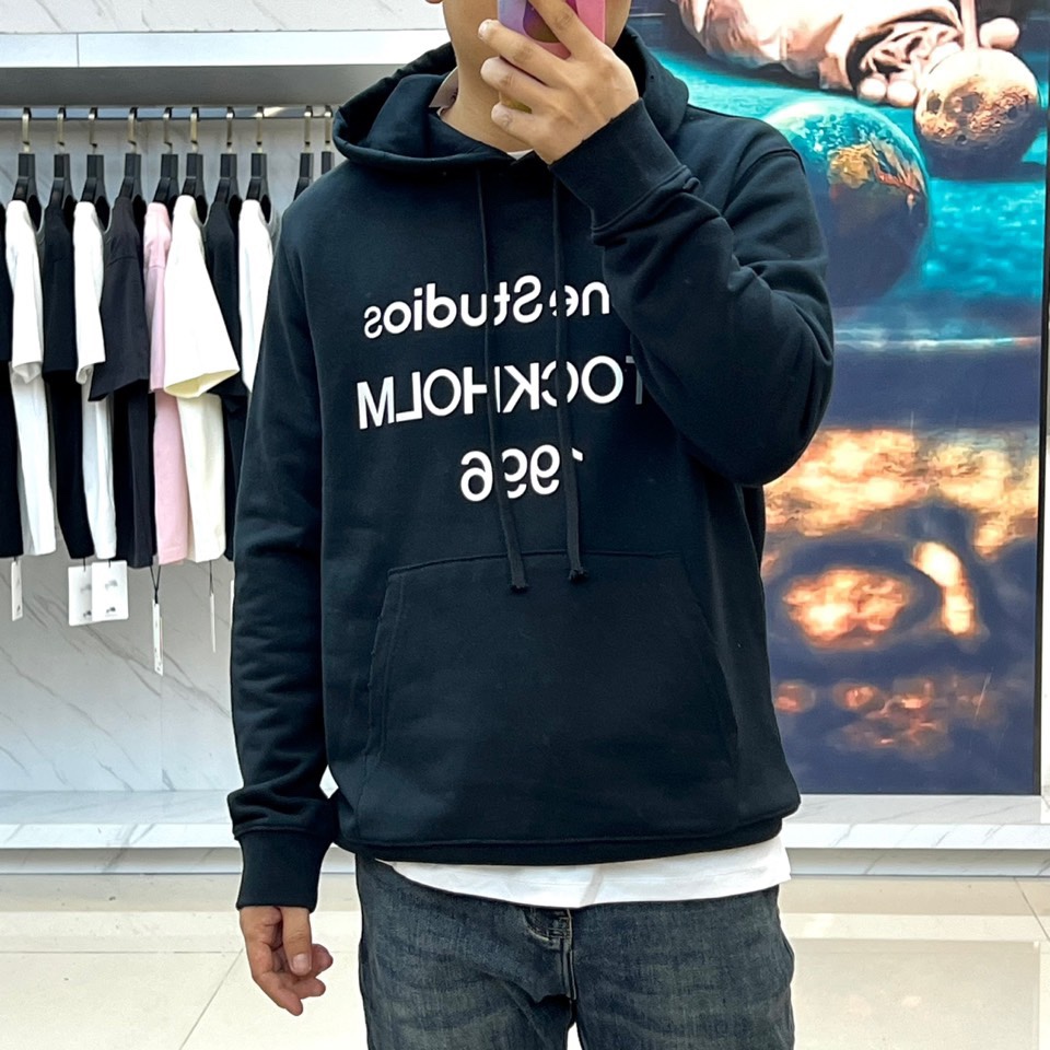 Acne Studios -STOCKHOLM 1996，2025秋冬连帽套头卫衣。以极简笔触勾勒当代衣