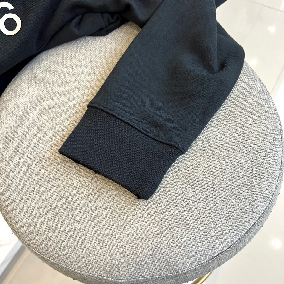 Acne Studios -STOCKHOLM 1996，2025秋冬连帽套头卫衣。以极简笔触勾勒当代衣