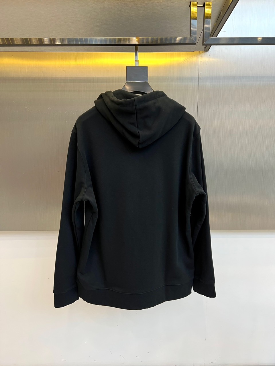 Acne Studios -STOCKHOLM 1996，2025秋冬连帽套头卫衣。以极简笔触勾勒当代衣