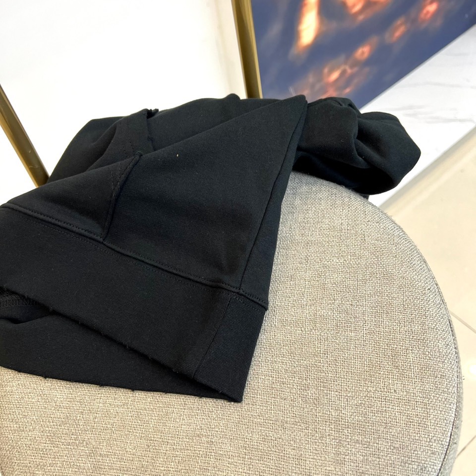 Acne Studios -STOCKHOLM 1996，2025秋冬连帽套头卫衣。以极简笔触勾勒当代衣