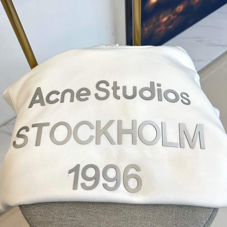 Acne Studios -STOCKHOLM 1996，2025秋冬连帽套头卫衣。以极简笔触勾勒当代衣
