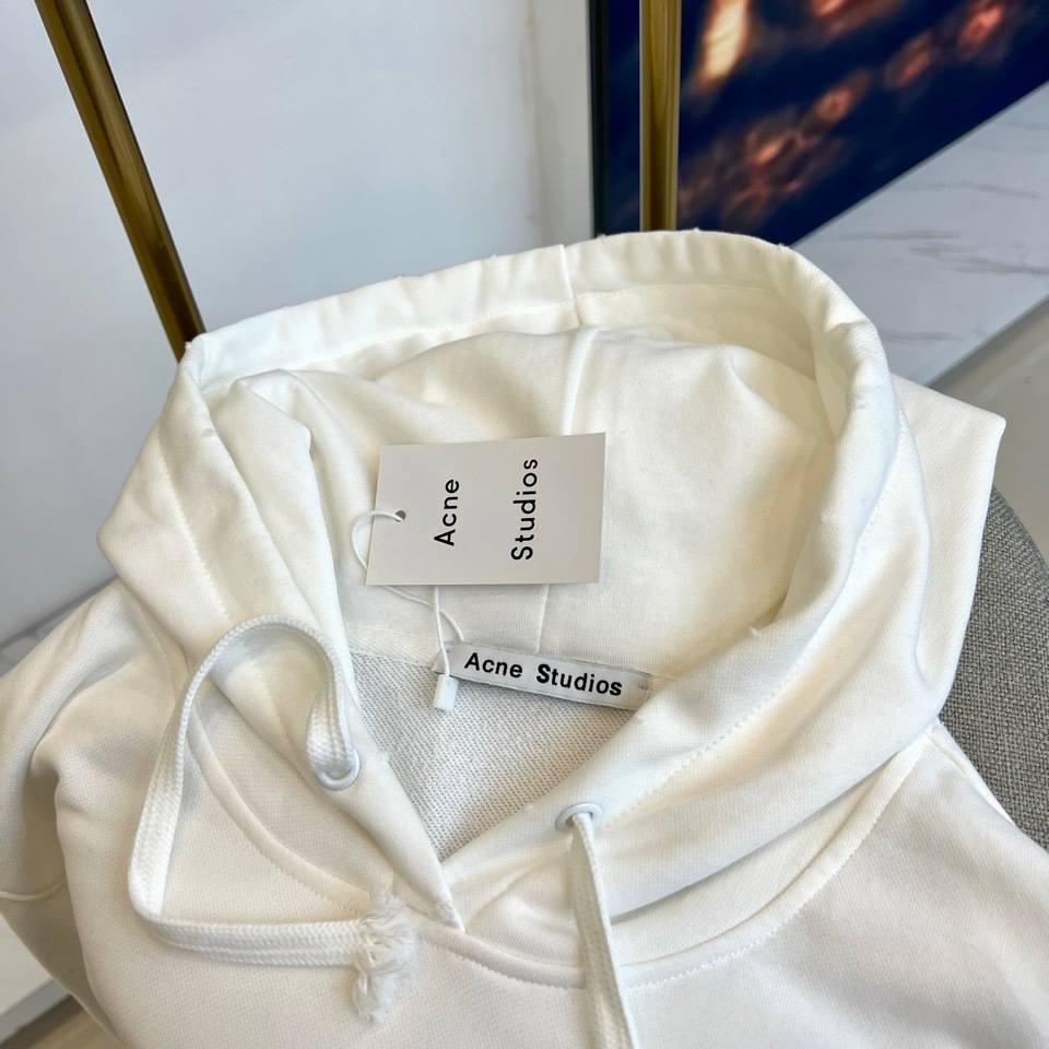 Acne Studios -STOCKHOLM 1996，2025秋冬连帽套头卫衣。以极简笔触勾勒当代衣