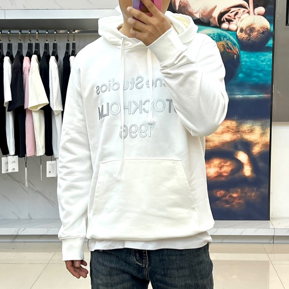 Acne Studios -STOCKHOLM 1996，2025秋冬连帽套头卫衣。以极简笔触勾勒当代衣