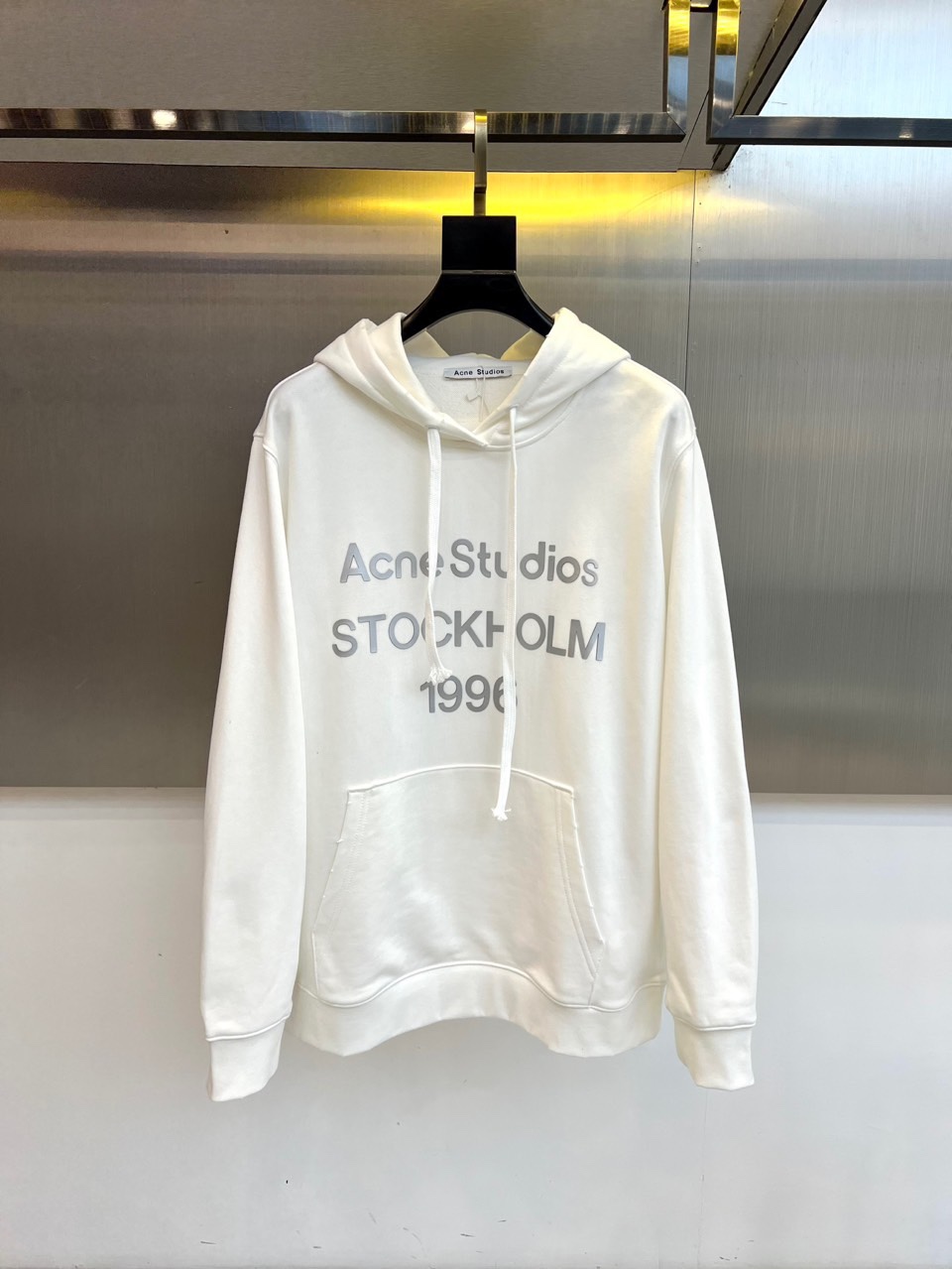 Acne Studios -STOCKHOLM 1996，2025秋冬连帽套头卫衣。以极简笔触勾勒当代衣