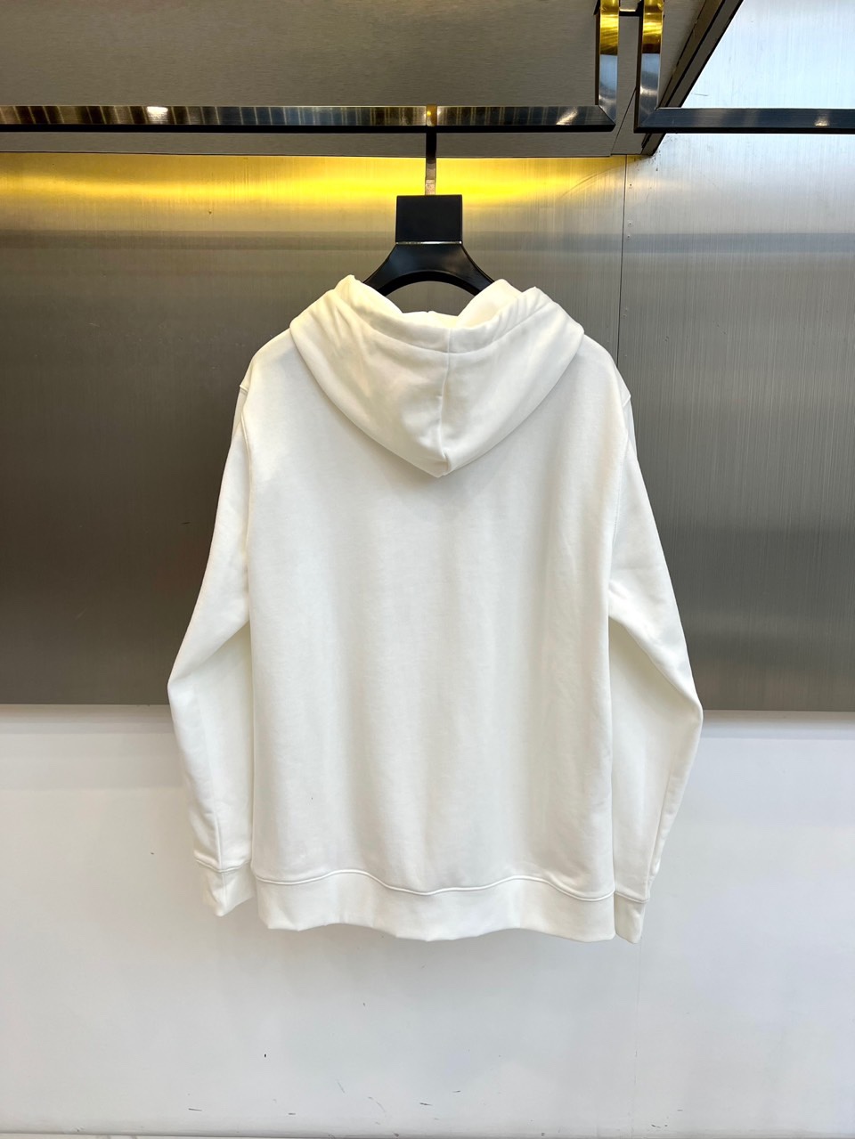 Acne Studios -STOCKHOLM 1996，2025秋冬连帽套头卫衣。以极简笔触勾勒当代衣