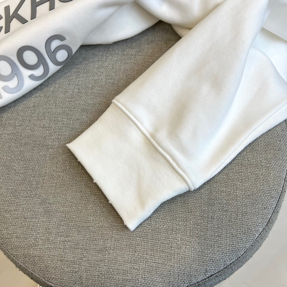 Acne Studios -STOCKHOLM 1996，2025秋冬连帽套头卫衣。以极简笔触勾勒当代衣