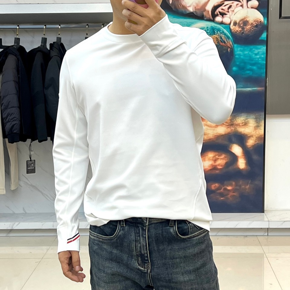 Mon蒙口、2025秋冬新品男士圆领长袖T恤，色调演绎极简美学。肩部与侧缝处的精致明线勾勒出立体轮廓，成