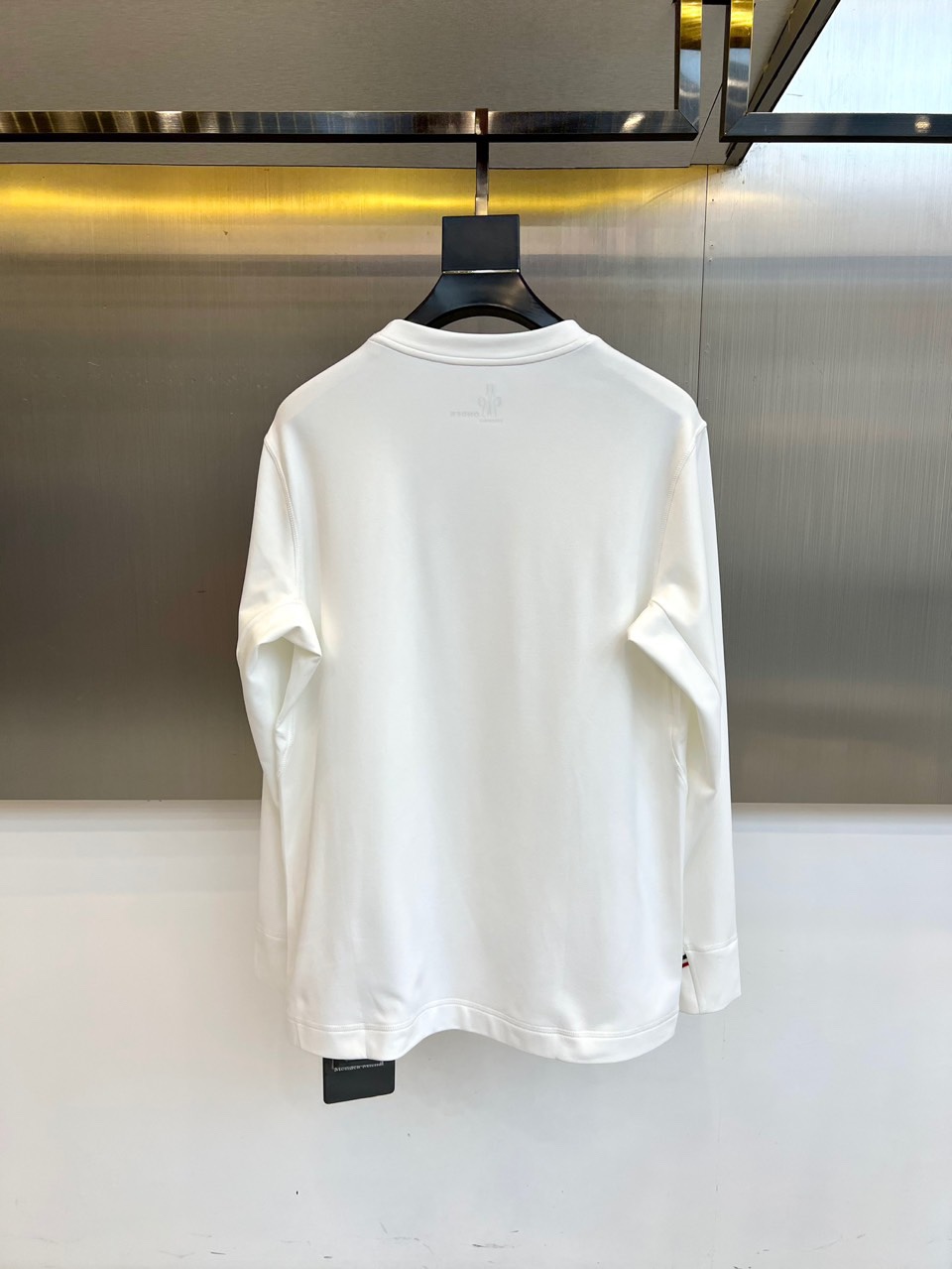 Mon蒙口、2025秋冬新品男士圆领长袖T恤，色调演绎极简美学。肩部与侧缝处的精致明线勾勒出立体轮廓，成