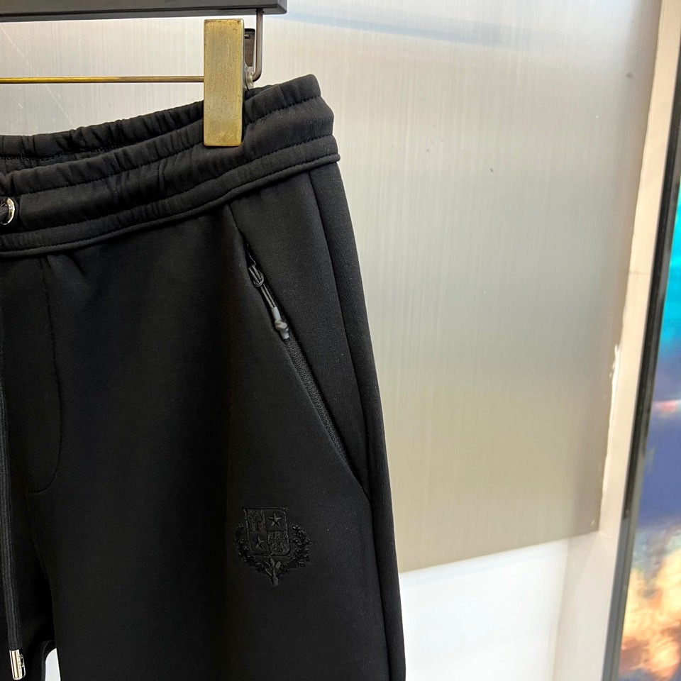 Loro Piana 2025秋冬新品运动套装，本套装由上装连帽拉链卫衣与同色系直筒休闲裤组成，风格和谐