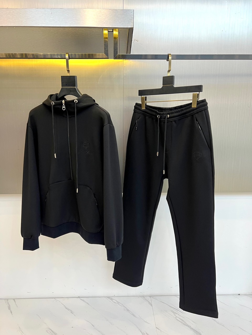 Loro Piana 2025秋冬新品运动套装，本套装由上装连帽拉链卫衣与同色系直筒休闲裤组成，风格和谐