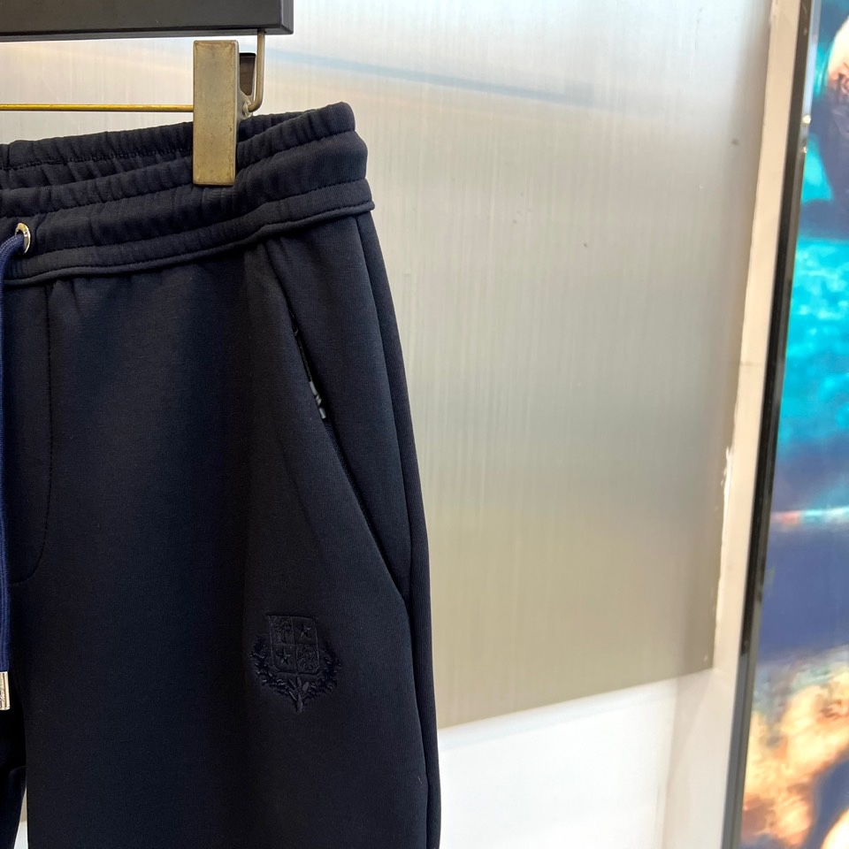 Loro Piana 2025秋冬新品运动套装，本套装由上装连帽拉链卫衣与同色系直筒休闲裤组成，风格和谐