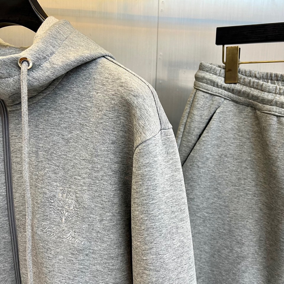 Loro Piana 2025秋冬新品运动套装，本套装由上装连帽拉链卫衣与同色系直筒休闲裤组成，风格和谐