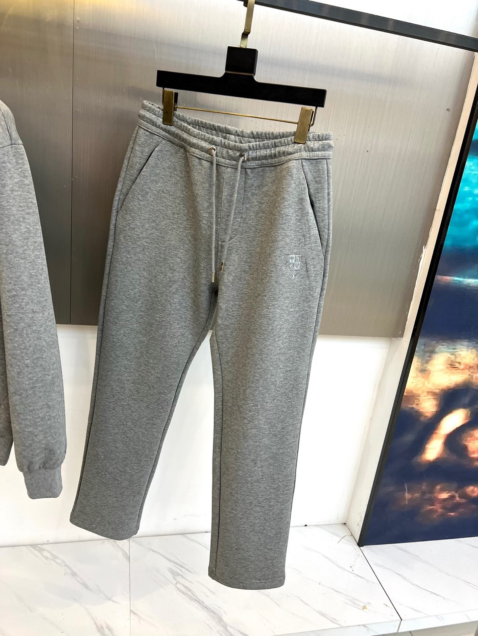 Loro Piana 2025秋冬新品运动套装，本套装由上装连帽拉链卫衣与同色系直筒休闲裤组成，风格和谐