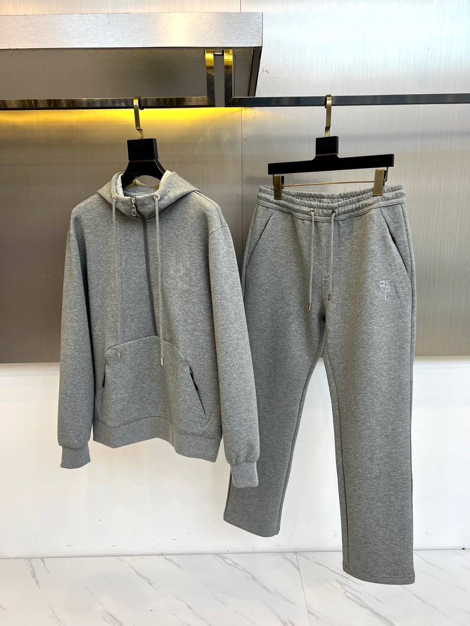 NO:703156,Loro Piana's new autumn and winter sports suit. This suit consists of a hooded zipper sweatshirt on top and straight-leg casual pants of the same color. The style is harmonious and unified. The top adopts a comfortable hooded design and is equipped with an adjustable drawstring. The two large-capacity pockets on the front have both practical functions and simple lines. The waist of the bottom is equipped with a drawstring to facilitate free adjustment of the tightness. The straight-leg pants are smooth and neat, and the pockets on both sides improve the overall functionality.  The whole piece is made of the brand's iconic soft fabric, which feels delicate and skin-friendly, bringing a cloud-like wearing experience. Its style perfectly combines the vitality of sports and leisure with the sophistication of a luxury brand. It can be easily controlled whether it is relaxing at home, strolling outdoors, or as a fashionable and comfortable daily wear. It shows extraordinary taste in simplicity and is the perfect choice to create a casual, relaxed yet stylish look in autumn and winter. M-4XL (model 173, 143 pounds, upper body size L), loro  piana,hoodie,sweatshirts,hats,19860909Loro Piana 秋冬新品运动套装,本套装由上装连帽拉链卫衣与同色系直筒休闲裤组成,风格和谐统一.上衣采用舒适连帽设计,配以可调节抽绳；前侧两个大容量口袋兼具实用功能与简约线条.下装腰部搭载抽绳,便于自由调节松紧；直筒裤型流畅利落,两侧口袋完善整体功能性. 整体选用品牌标志性的柔软面料打造,触感细腻亲肤,带来云朵般的穿着体验.其风格完美融合了运动休闲的活力与奢华品牌的精致感,无论是居家放松、户外漫步,或是作为时尚舒适的日常着装,皆能从容驾驭.它在简约中展露非凡品味,是打造秋冬随性、松弛而不失格调造型的完美选择.M-4XL（模特173,143斤上身L码）,,loro piana,hoodie,sweatshirts,hats,,Men's clothing