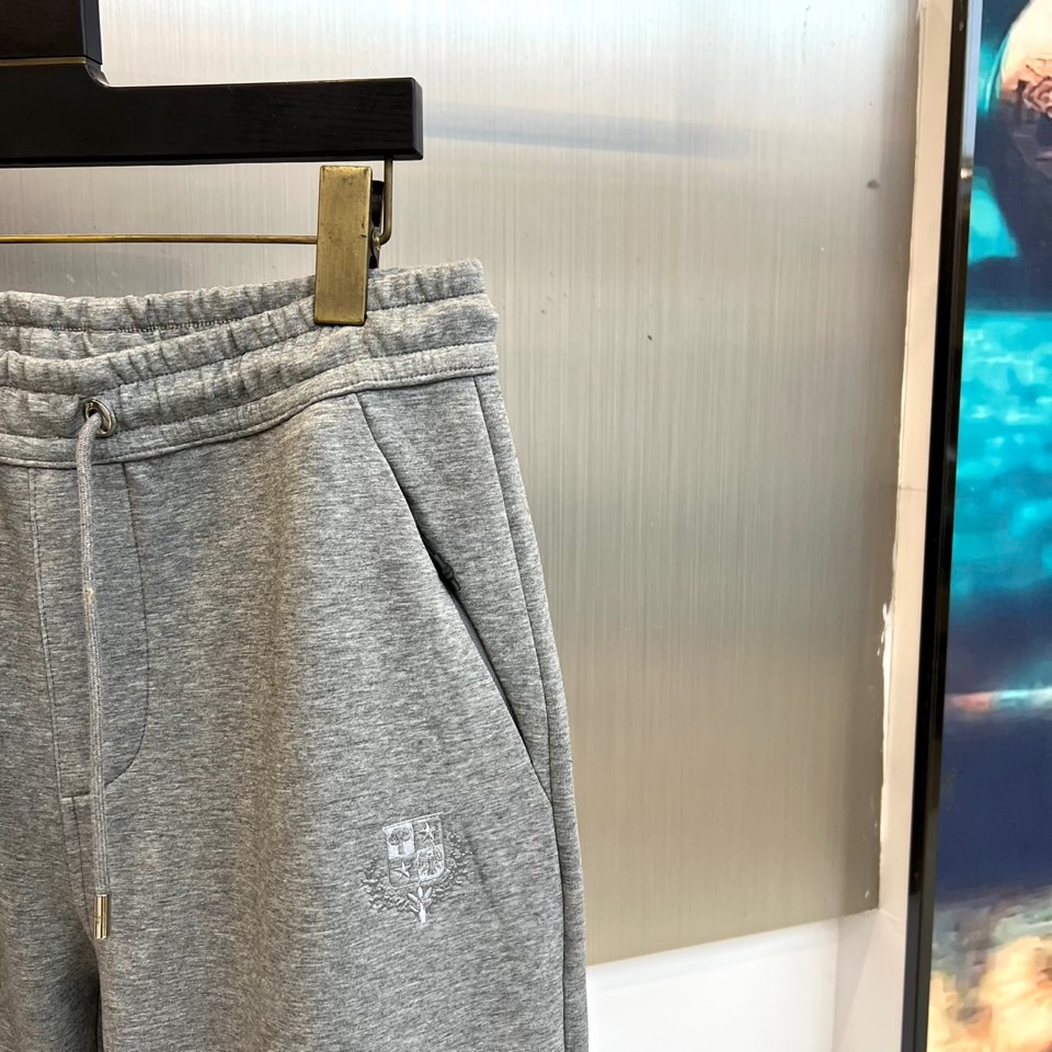 Loro Piana 2025秋冬新品运动套装，本套装由上装连帽拉链卫衣与同色系直筒休闲裤组成，风格和谐